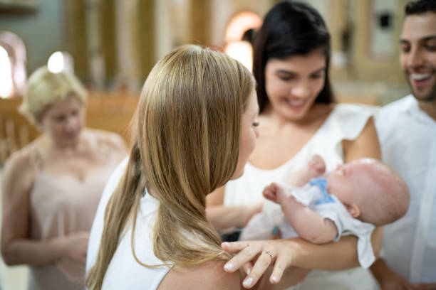 Sukienki chrzcielne: Jakie są najmodniejsze i eleganckie fasony?